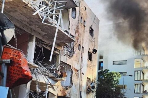 رسانه‌های اسرائیلی: اصابت تکه‌های موشک ایرانی به ۷ نقطه از تل‌آویو/ تخریب گسترده در پایتخت اسرائیل؛ تیم‌های امدادی همچنان در حال جستجوی محل‌های سقوط موشک‌ها هستند/ ۶ نفر زخمی شدند و یک ساختمان ۴ طبقه آسیب دیده
