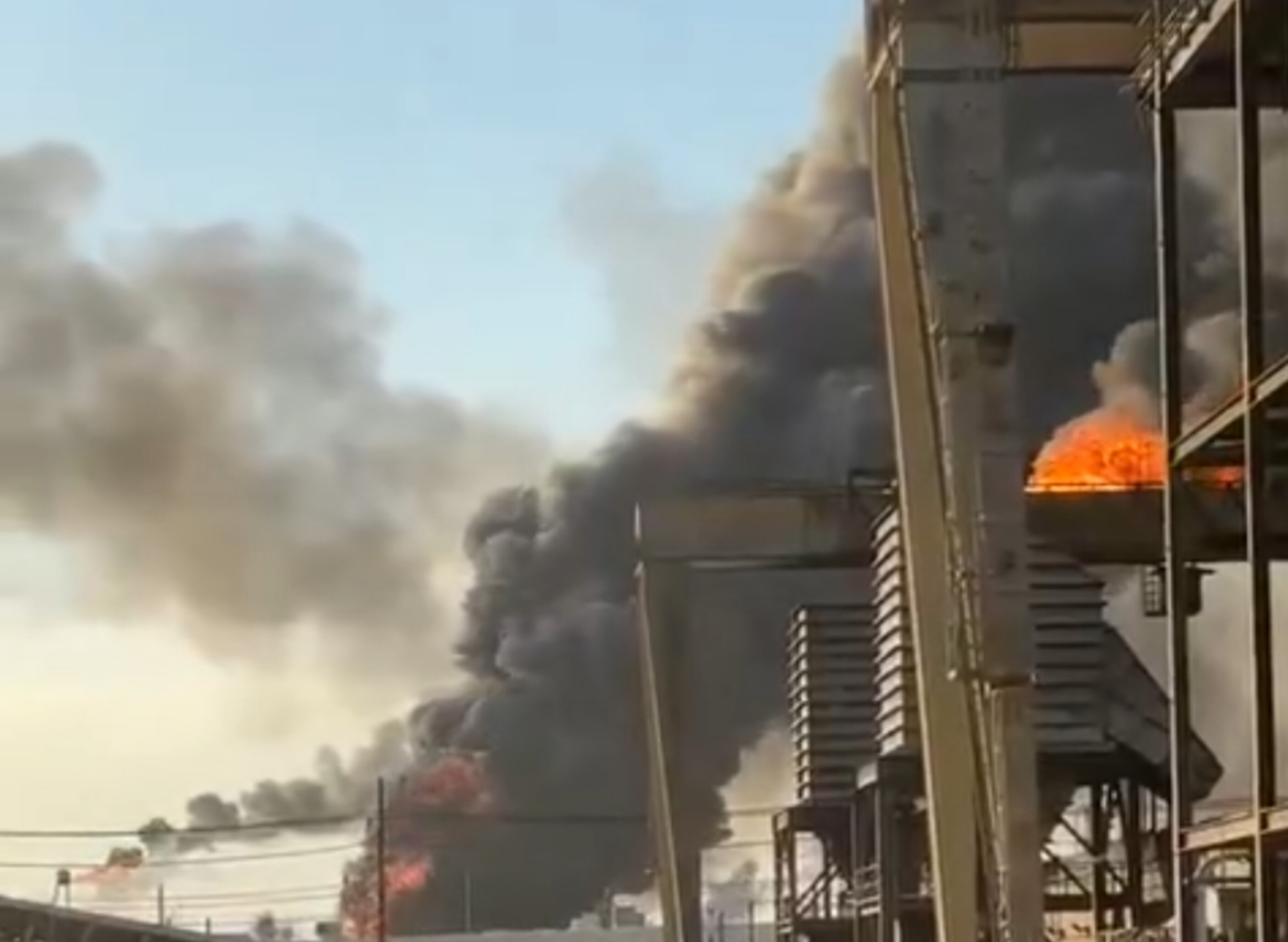 یک رسانه ترک: آتش‌سوزی در پالایشگاه «ولرو» در بندر آرتور تگزاس/ ممکن است این پالایشگاه با تصمیمات تعطیلی بیشتری مواجه شود