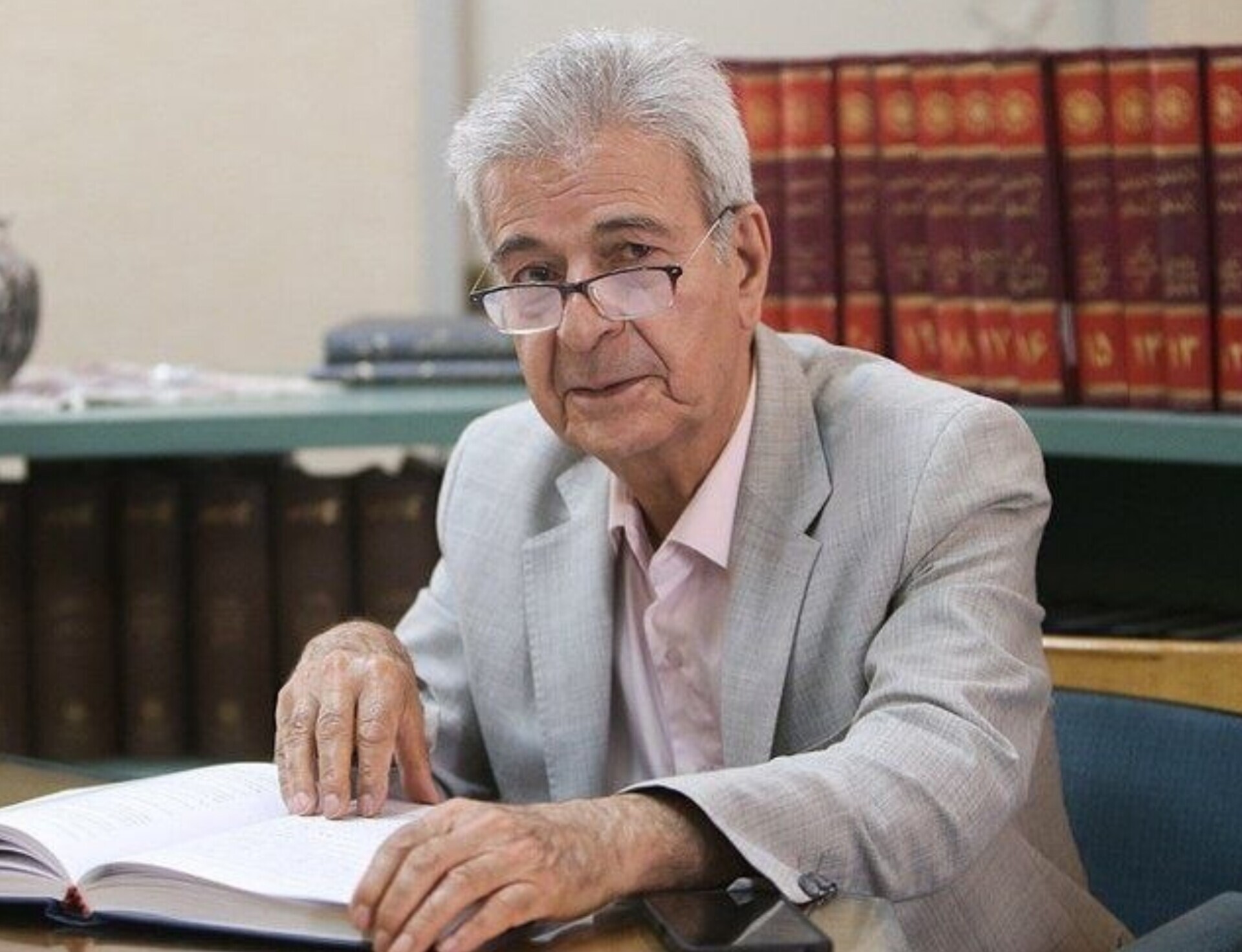 اصغر دادبه، استاد فلسفه و حافظ شناس درگذشت