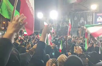 ببینید / شعار مردم تهران زیر باران: «سید مجید نقطه زن/ کاخ سفیدو بزن»