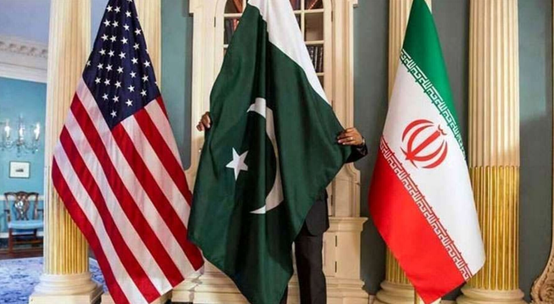 همشهری: شنیده شدن صدای انفجار در تهران / دروغ ترامپ لو رفت؛ وال استریت ژورنال: ایران تعلیق ۱۰ روزه حمله به تأسیسات انرژی درخواست نکرده / آسوشیتدپرس: ایران یک «ایستگاه عوارضی» در تنگه هرمز ایجاد کرده/ عقبنشینی مجدد ترامپ: حمله به تأسیسات انرژی ایران را ۱۰ روز دیگر عقب انداختم / دبیر نظامی اکونومیست: این دور از دیپلماسی به جایی نمیرسد / بدترین روز بورس آمریکا از زمان آغاز جنگ