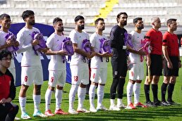 ببینید / سرود ایران را خواندن ملی‌پوشان فوتبال ایران با «کوله‌پشتی»‌ به یاد شهدای دختر میناب