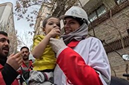 ویدیو / امدادرسانی اکرم خدابنده، کاپیتان سابق تیم ملی تکواندو به هموطنان آسیب دیده از حملات هوایی در کنار امدادگران هلال احمر