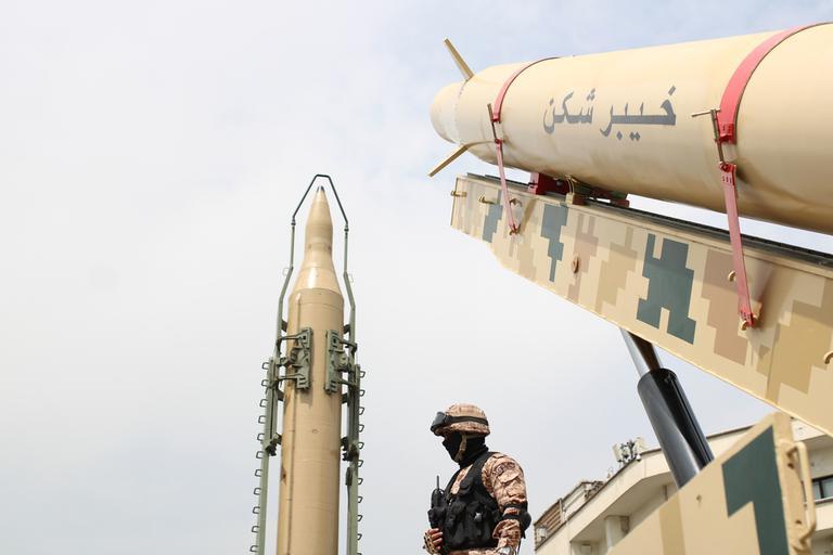 نماینده هوافضای سپاه: موشک‌ها آماده شلیک و پهپادها آماده تیکاف هستند/فارین پالیسی: جنگ فعلی سطح فشار بر ذخایر تسلیحاتی امریکا را به میزان بی‌سابقه‌ای افزایش داده/قیمت نفت به ۱۲۶ دلار رسید/ادعای روزنامه‌نگار اسرائیلی: سناریوی توافق محدود ایران و آمریکا محتمل‌ترین گزینه به نظر می‌رسد؛ این توافق شامل پایان جنگ، بازگشایی تنگه، تعهد ایران به عدم تولید سلاح هسته‌ای و لغو تحریم‌هاست