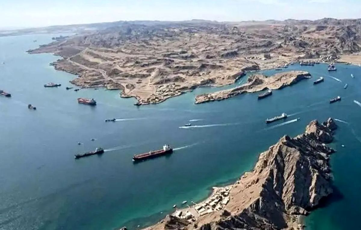 بلومبرگ: تعدادی کشتی مرتبط با ایران در حال عبور از تنگه هرمز هستند/ روز چهارشنبه سه خروجی و دو ورودی کشتی‌های باری خشک ثبت شده که بیشتر آن‌ها با تهران ارتباط داشتند