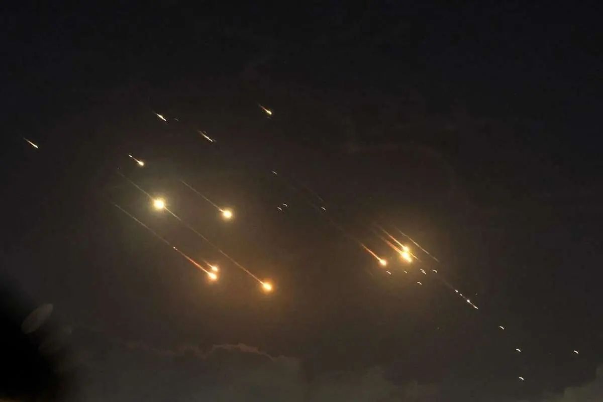 مهر: شنیده شدن صدای پدافند در برخی مناطق تهران/ ادعای وزیر جنگ آمریکا: حین آتش‌بس مهلت ۶۰ روزه کنگره برای کسب مجوز در مورد جنگ ایران، معلق می‌شود/ پزشکیان: محاصره دریایی در امتداد عملیات نظامی است؛ تداوم این رویکرد غیر قابل تحمل است/ سفیر ایران در هند: کشتی‌های کشورهایی که در جنگ علیه ایران دخالت ندارند، می‌توانند از تنگه هرمز عبور کنند/ بلومبرگ: قیمت بنزین در کالیفرنیا از ۶ دلار عبور کرده