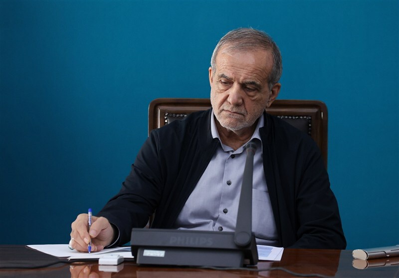 پزشکیان: کارگر بودن تنها یک شغل نیست، بلکه زیستن با عزت و ایستادگی در برابر دشواری‌ها است/ کارگران بار سنگین تولید و توسعه کشور را بر دوش می‌کشند