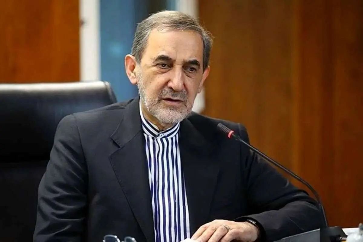 ولایتی: ترامپ اخیراً ایران را به قحطی تهدید کرده، در حالی که امنیت غذایی جهان و زنجیره تأمین کود شیمیایی در تنگه هرمز تحت کنترل ایران است / آقای ترامپ! دنیای سیاست، حوزه فیلم‌هایی مثل جک اسپارو (دزدان دریایی کارائیب) نیست / هرکسی که با خط حیاتی جهان بازی کند، خودش را در بن‌بست قرار خواهد داد