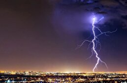 ببینید / لحظه اصابت صاعقه به یک ساختمان در تبریز