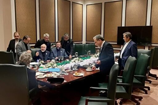 ادعای ترامپ: احتمالاً توافق با ایران پیش از سفر به چین حاصل شود/ ادعای رویترز: اسرائیل از نزدیک شدن ترامپ به توافق با ایران آگاه نبوده/ سخنگوی وزارت خارجه: پیشنهاد آمریکا در حال بررسی است/ ادعای منابع پاکستانی: پیش‌نویسی داریم که اکثر بندهای آن مورد موافقت دو طرف است/ ترامپ: برای مذاکرات رودررو بسیار زود است/ الجزیره: پیشنهاد ایران: نحوه بازگشایی تنگه، مذاکرات هسته‌ای و امنیتی منطقه‌‌ای