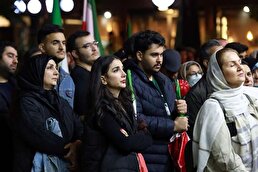 ببینید/ مداحی متفاوت در میدان انقلاب: «کم حجابی که آمده میان میدان، نور چشم ماست / آخه کی می‌گه ظاهرا آدم‌ها ملاکه / ملاک آدمیت دل پاکه»