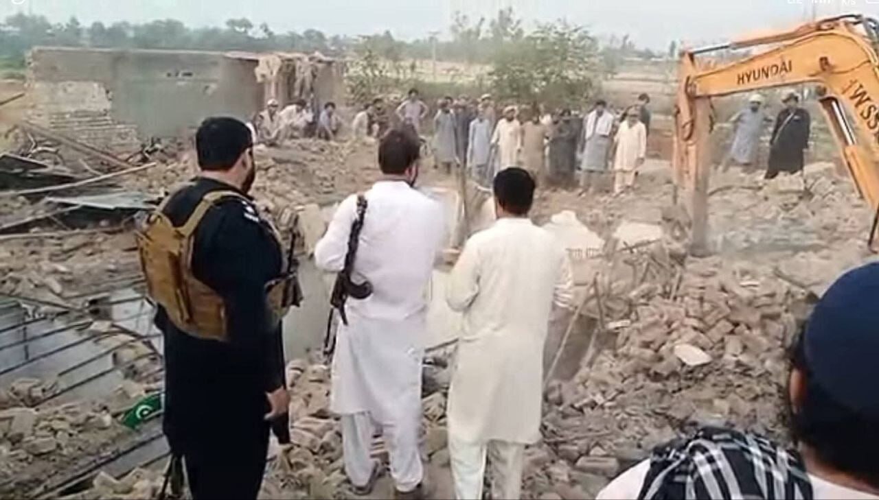 بمب‌گذاری انتحاری در پاکستان ۱۲ کشته بر جای گذاشت