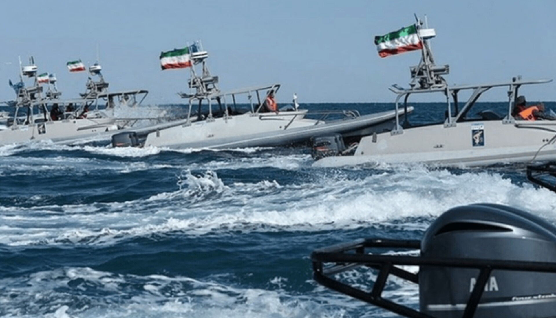 معاون سیاسی نیروی دریایی سپاه: در چارچوب طرح جدید، محدوده تنگه هرمز به طور قابل توجهی گسترش یافته/ این محدوده شامل سواحل جاسک و سیری تا فراتر از جزایر بزرگ است و به عنوان یک پهنه راهبردی تعریف شده/ تنگه هرمز از ۲۰ الی ۳۰ مایل به بیش از ۲۰۰ الی ۳۰۰ مایل، یعنی ۵۰۰ کیلومتر تبدیل شده؛ این یک هلال کامل است