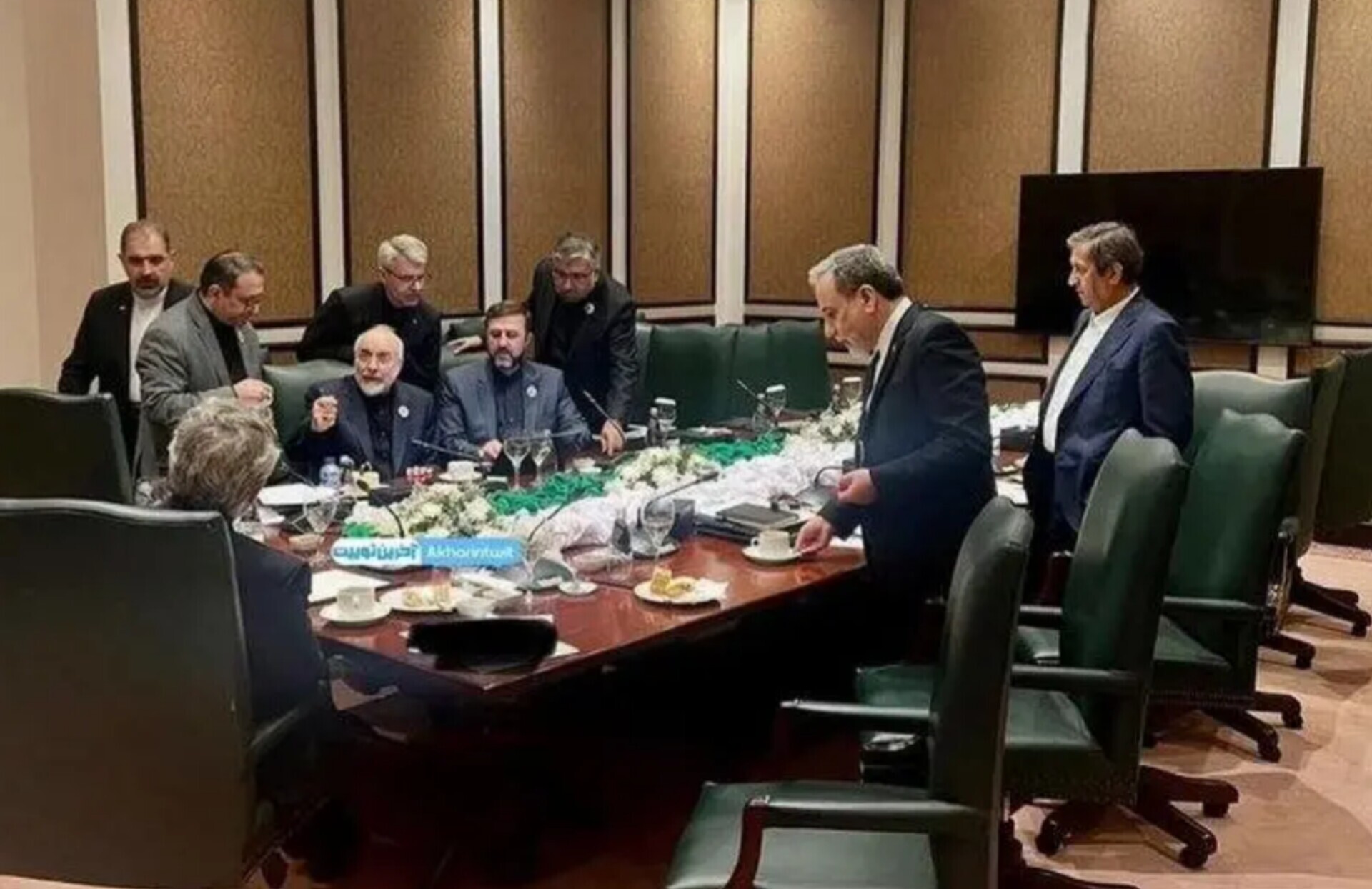 ادعای وال استریت ژورنال: امارات ماه گذشته جنگنده‌های میراژ فرانسوی و پهپادهای وینگ لانگ چینی به یک پالایشگاه در لاوان ایران حمله نظامی کرد / ادعای سی‌بی‌اس: پاکستان به طور پنهانی اجازه داد هواپیماهای نظامی ایران در پایگاه‌های هوایی این کشور مستقر شوند و آنها را از حملات آمریکا مصون نگه داشت / ایران هواپیماهای غیرنظامی‌اش را هم به افغانستان فرستاد
