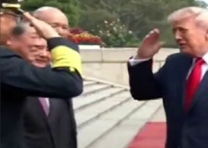 ببینید / ادای احترام نظامی ترامپ به وزیر دفاع چین