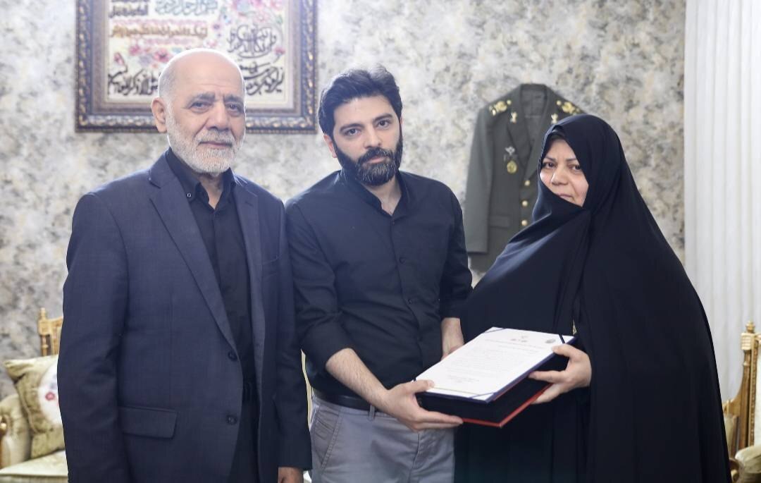 ابلاغ سلام رهبر انقلاب به خانواده سپهبد شهید موسوی توسط فرمانده قرارگاه مرکزی خاتمالانبیا