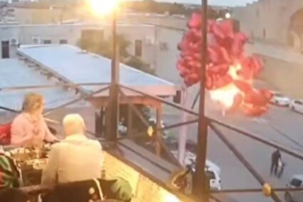 ببینید / رشته انفجارهای پی‌درپی در یک رستوران در پی برخورد بادکنک‌ها به سیم برق!