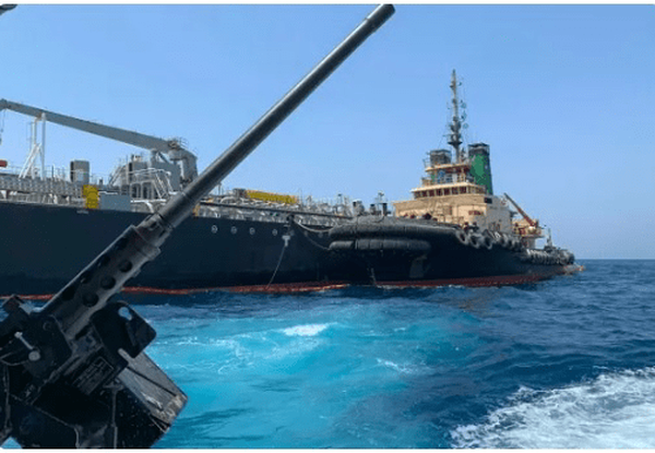 رویترز به نقل از منابع: ۲ فروند کشتی کانتینری که توسط ایران توقیف شده بودند، به سمت بندرعباس هدایت شده‌اند/ یکی از بستگان خدمه کشتی توقیف شده اول گفته «حدود ۲۰ ایرانی تا دندان مسلح سوار کشتی شدند، در حال حاضر ملوانان تحت کنترل ایرانی‌ها هستند»