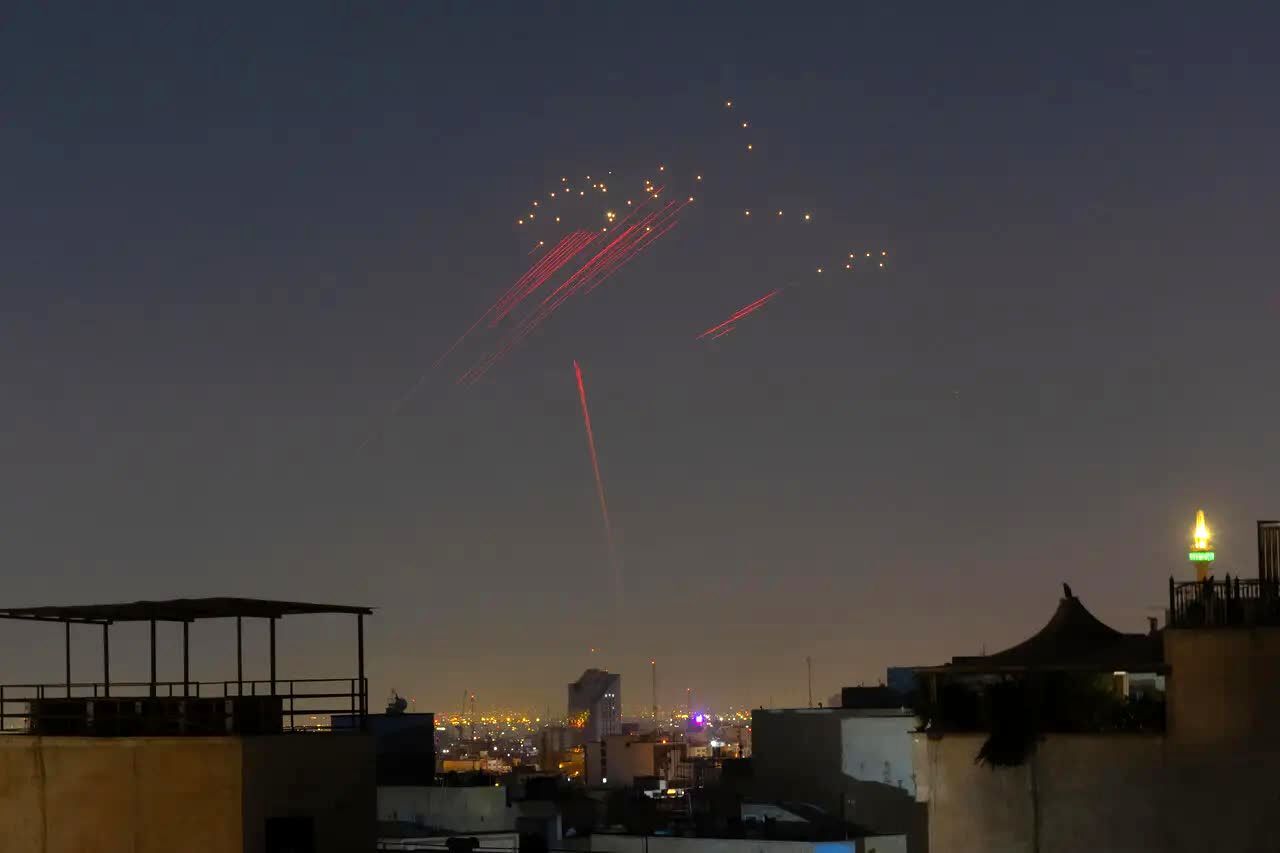 فارس: صدای پدافند در تهران و چند شهر دیگر، در واکنش به حضور ریز پرنده‌ها و پهپادهای کوچک بوده