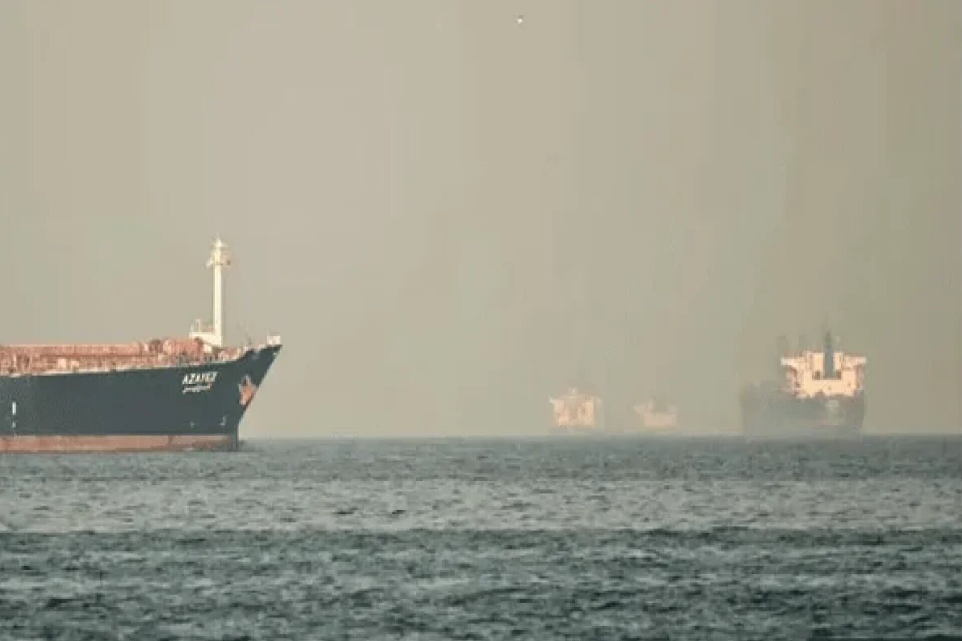 تسنیم: یک کشتی متعلق به ایران از دریای عمان عبور کرد و به ایران رسید