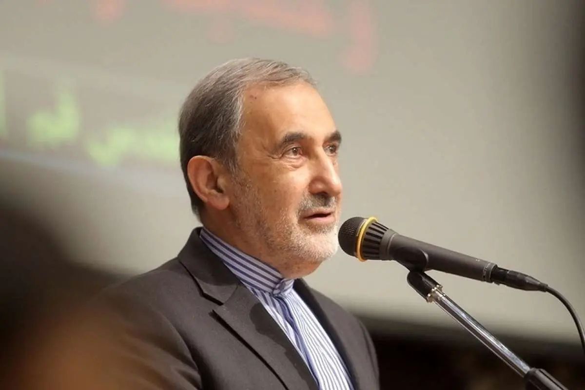 ولایتی: مخالفین ما اگر نمی‌دانند، بدانند که جمهوری اسلامی به تنهایی از عهده آمریکا برمی‌آید/ امارات و بحرین که اضعف کشور‌های عرب هستند، بدترین مواضع را نسبت به هجوم غربی‌ها به یک کشور مسلمان داشته­‌اند/ اقلیم کردستان عراق به محل توطئه و لجستیک جریان‌های ضد انقلاب کُرد ایرانی علیه ایران تبدیل گردیده، چرا این اقلیم که باید زیر نظر دولت عراق باشد، عملا سیاست خارجی مستقلی دارد؟