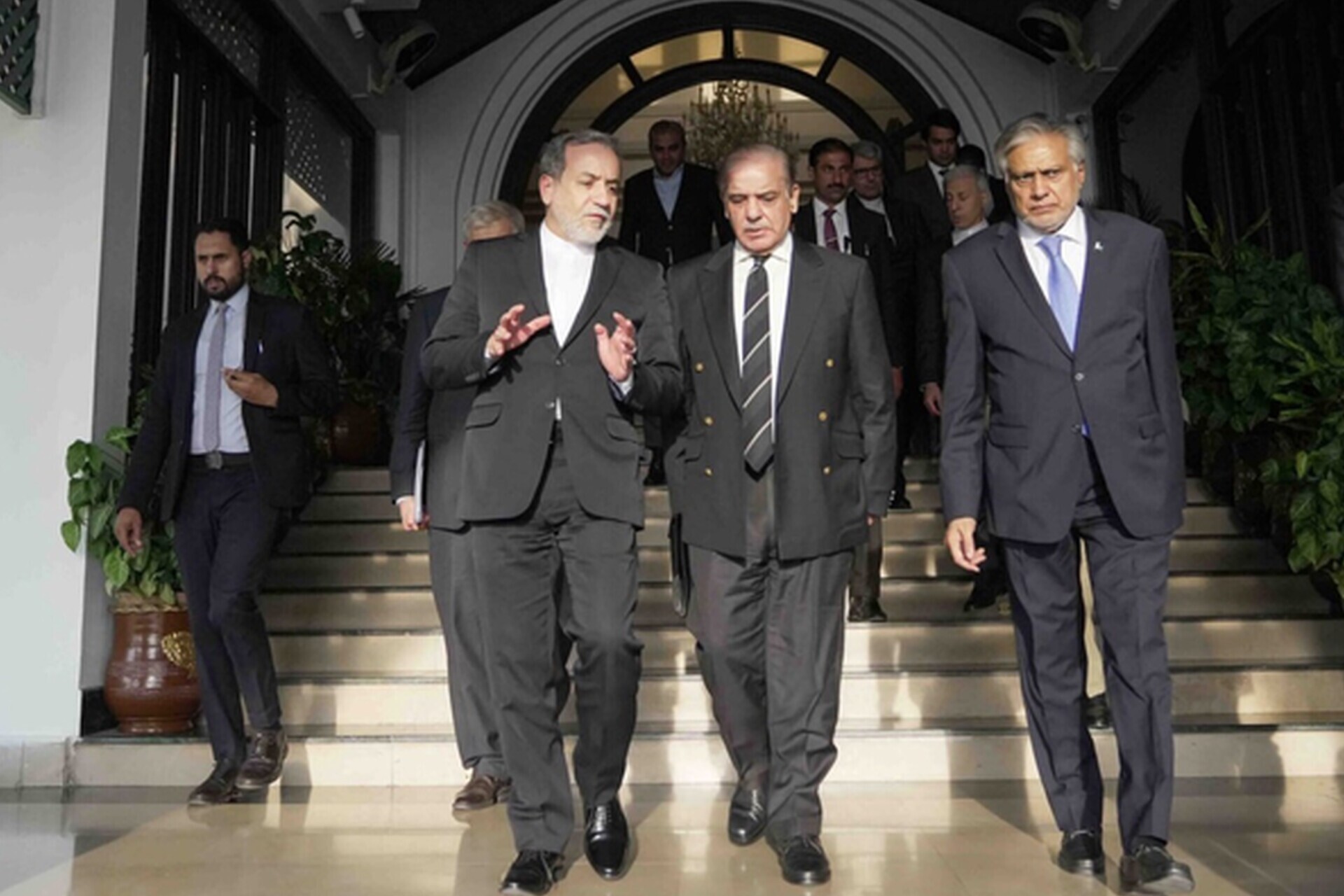 ادعای ترامپ درباره ایران: نمی‌خواهم عجله کنم؛ می‌خواهم یک معامله عالی انجام دهم؛ ما هیچ‌وقت این قدر مهمات نداشته‌ایم / خبرنگار: چقدر حاضرید منتظر ایران بمانید؟ پاسخ ترامپ: به من فشار نیاور