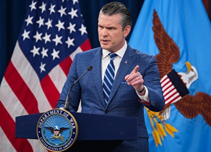 ببینید / خبرنگار: شما زیاد از بمباران مردم و مکان‌ها صحبت می‌کنید، وقتی این دستورات خشونت‌آمیز را صادر می‌کنید، چه چیزی در ذهن و وجودتان می‌گذرد؟ / ادعای هگست: تنها فرآیند فکری من این است که اطمینان حاصل کنم نیروهای ما هر آنچه نیاز دارند در اختیارشان باشد؛ جنگ، خشونت‌آمیز است