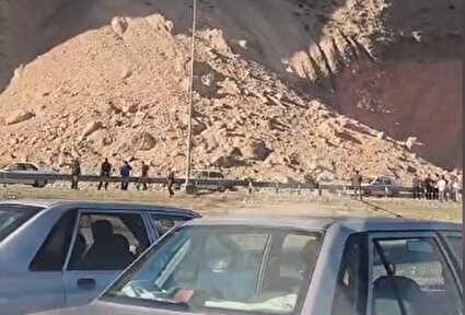 ببینید / تصاویری از رانش کوه در اتوبان تهران ـ پردیس