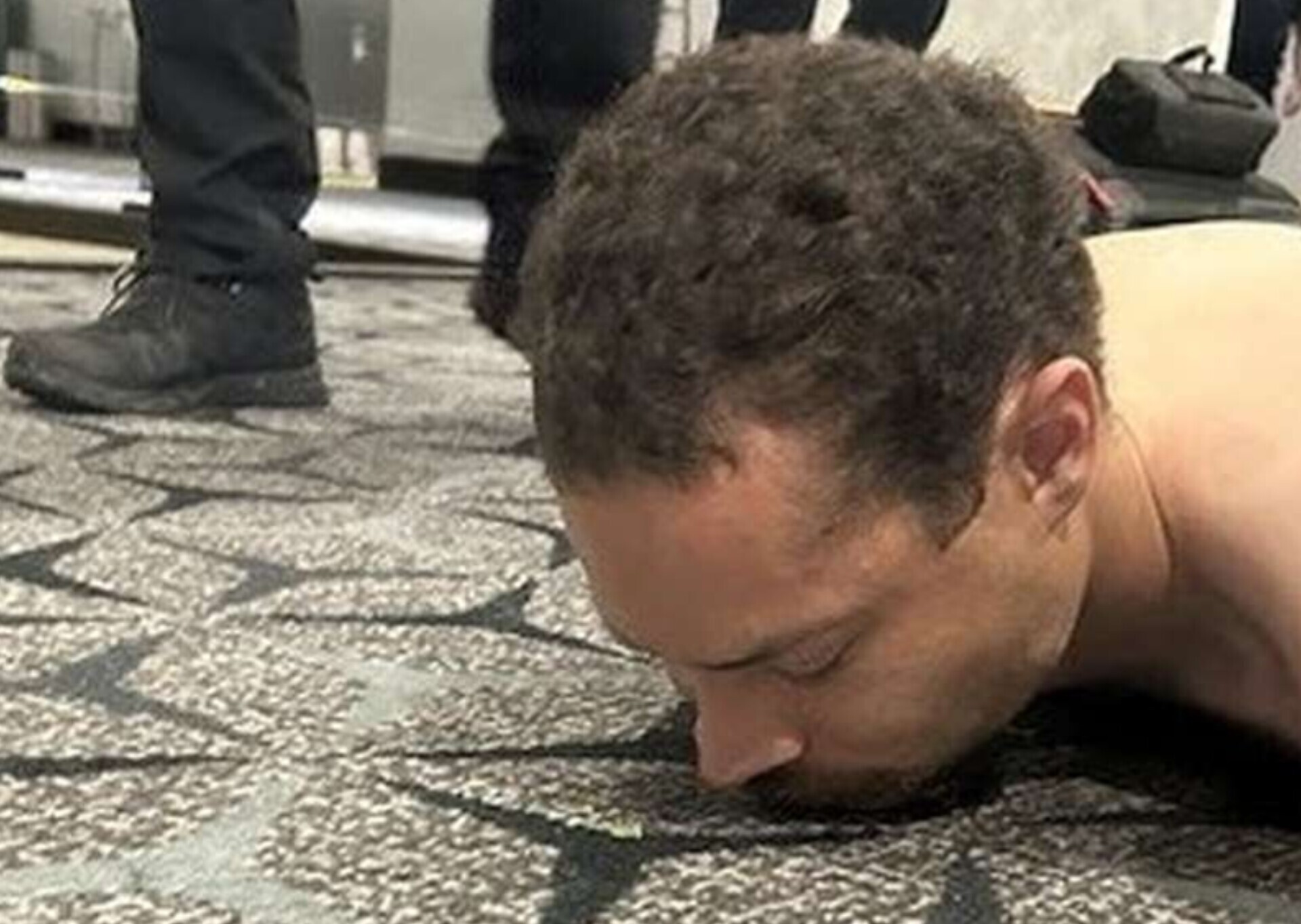 وزارت دادگستری آمریکا: حکم تفتیش منزل فرد تیرانداز در مراسم شام خبرنگاران کاخ سفید اجرا شده/ ا‌و قصد داشته مقام‌هایی در دولت ترامپ را هدف قرار دهد/ متهم در دو سال گذشته دو قبضه سلاح گرم خریداری کرده