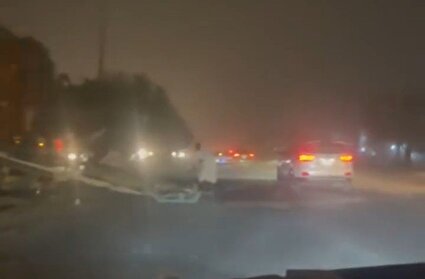 ببینید/ سقوط یک پل عابر پیاده در نجف در اثر طوفان شدید