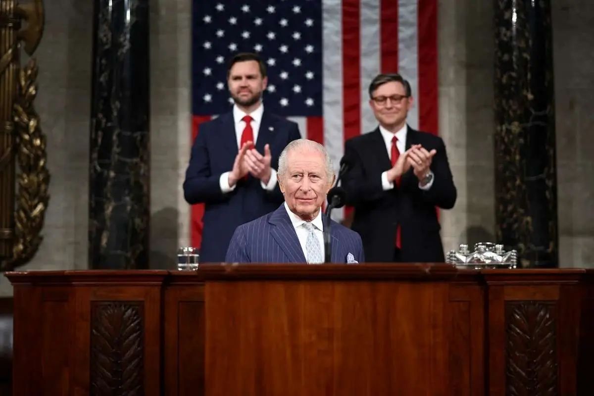 پادشاه انگلستان خطاب به ترامپ: گفتید اگر ایالات متحده نبود، کشورهای اروپایی آلمانی صحبت می‌کردند؛ اگر ما نبودیم، شما به فرانسوی صحبت می‌کردید