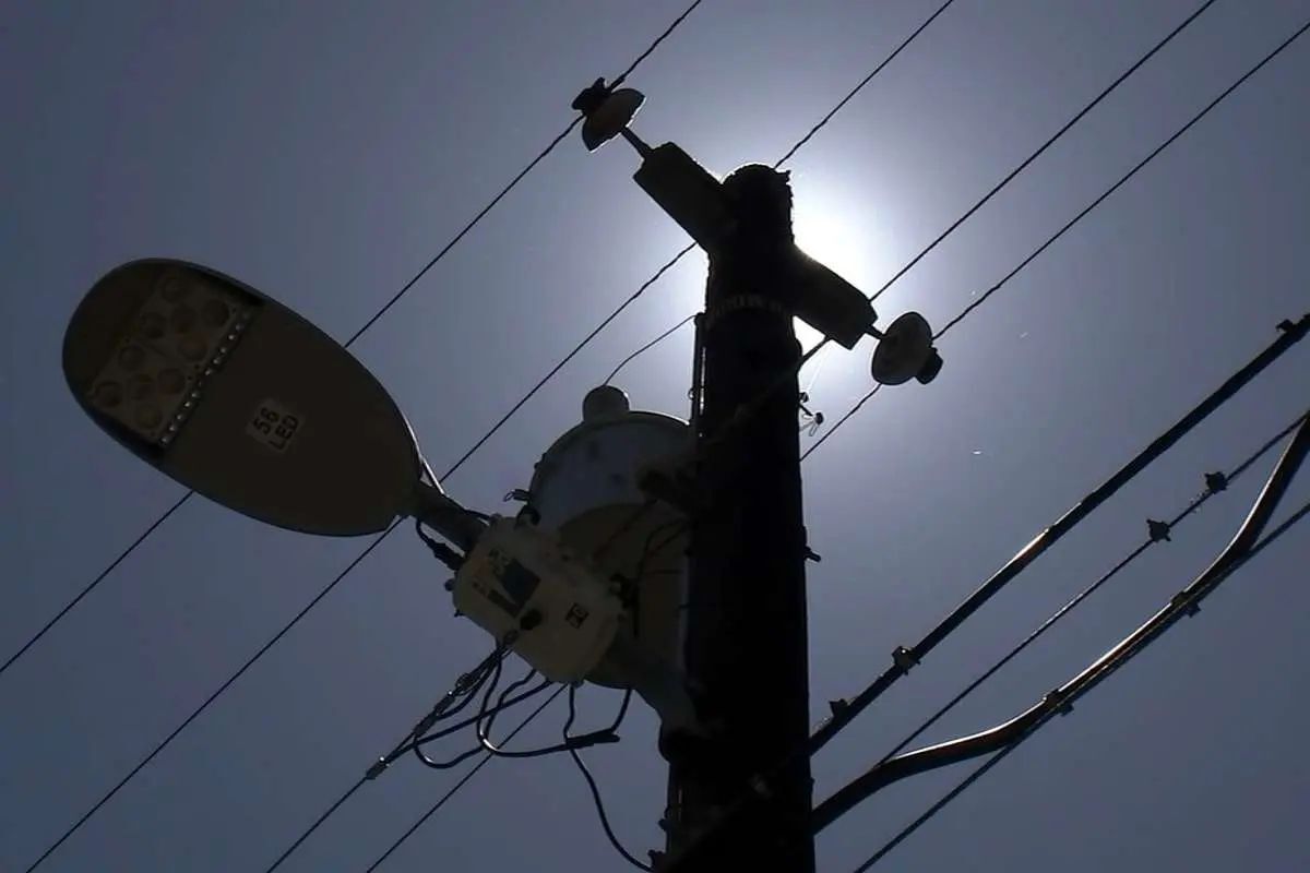 توانیر: ادارات ملزم شدند که در ساعت اداری ۲۰ درصد از مصرف برق خود را کاهش دهند؛ بعد از ساعت ۱۳ هم ۷۰ درصد/ یکی از سیاست‌های ما محدودسازی برق برای مشترکان پر مصرف است/ در بخش کشاورزی اگر از ساعت ۱۱ تا ۱۸ از برق چاه‌های کشاورزی استفاده نشود، قبض‌ها بخشوده می‌شود