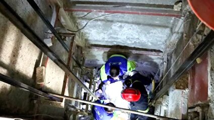 ببینید/ لحظاتی باورنکردنی از نجات فردی که به دلیل حملات دشمن در آسانسور گیر کرده بود