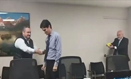 ببینید / اقدام عجیب شهردار پرو؛ تست شوکر برقی روی مشاور!