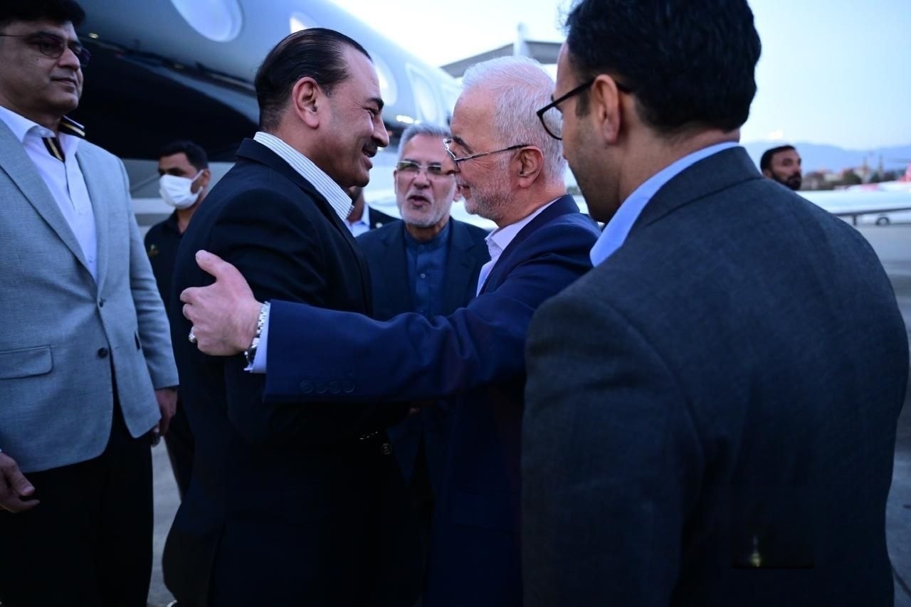 العربی الجدید: امریکا و ایران انعطاف از خود نشان نمی‌دهند؛ سفر عاصم منیر ممکن است آخرین تلاش برای جلوگیری از جنگ باشد/فرمانده ارتش پاکستان وارد تهران شد/العربیه: توافق محتمل آمریکا و ایران احتمالاً «بیانیه اسلام‌آباد» نامگذاری می شود/سی‌بی‌اس: دیدارهای وزیر کشور پاکستان در تهران باعث شده مذاکرات در مسیری مهم پیش برود/العربیه: رئیس سازمان اطلاعات پاکستان هم عازم تهران شد