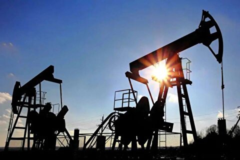 العربی الجدید: قیمت نفت با دو ریسک هم‌زمان روبه‌رو است؛ از یک سو کم شدن تقاضا و از سوی دیگر کاهش عرضه از خاورمیانه در نتیجه جنگ ایران/ از زمان آغاز درگیری‌ها، قیمت نفت برنت بیش از ۲۵ درصد افزایش یافته و به افت شدید تقاضا منجر شده/ در پی نگرانی برای وجود مین‌های دریایی، حتی اگر توافقی حاصل شود، این امر فوراً به معنای بازگشت جریان عرضه به قبل نخواهد بود