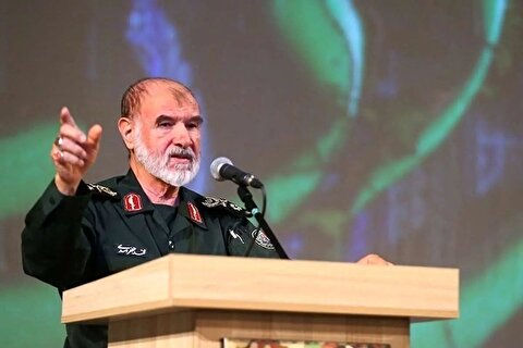 سردار اسدی، معاون قرارگاه خاتم‌الانبیا: اگر ناتو هم در جنگ حاضر شود، ما هیچ گونه نگرانی‌ای نداریم/ حتی اگر هیچ چیز نداشته باشیم، با سنگ به جنگ آمریکا می‌رویم/ مکان‌هایی که اکنون از آن‌ها برای تولید تجهیزات نظامی استفاده می‌کنیم، کاملاً از دید دشمن مخفی است و خبری از محل آن ندارند؛ لذا وضعیت ما در زمینه تولیدات دفاعی، قابل قبول است/ هنوز همه برگ‌های برنده خود را رو نکرده‌ایم