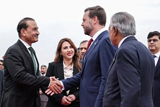 ادعای آمریکا: توقیف یک ابر نفتکش مرتبط با ایران در اقیانوس هند/ صداوسیما: سپاه به کشتی‌ها پیام داده که اگر حامل باری ضروری هستند، بگویند تا برنامه لازم برای عبورشان ابلاغ شود/ ارتش: شلیک اخطار به سمت ناوشکن‌های مزاحم آمریکایی/ منبع داخلی: تکذیب ادعای موافقت با انتقال ذخایر اورانیوم به کشور ثالث/ العربیه: اختلاف اساسی در مذاکرات، آزادسازی دارایی‌های بلوکه‌ شده ایران است