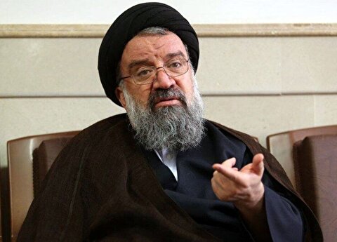 احمد خاتمی: آیت‌الله سید مجتبی خامنه‌ای در جنگ رمضان از ناحیه پا آسیب شدید دید به‌طوری که احتمال قطع پا مطرح بود، اما با تلاش کادر درمان اکنون در سلامت به سر می‌برند