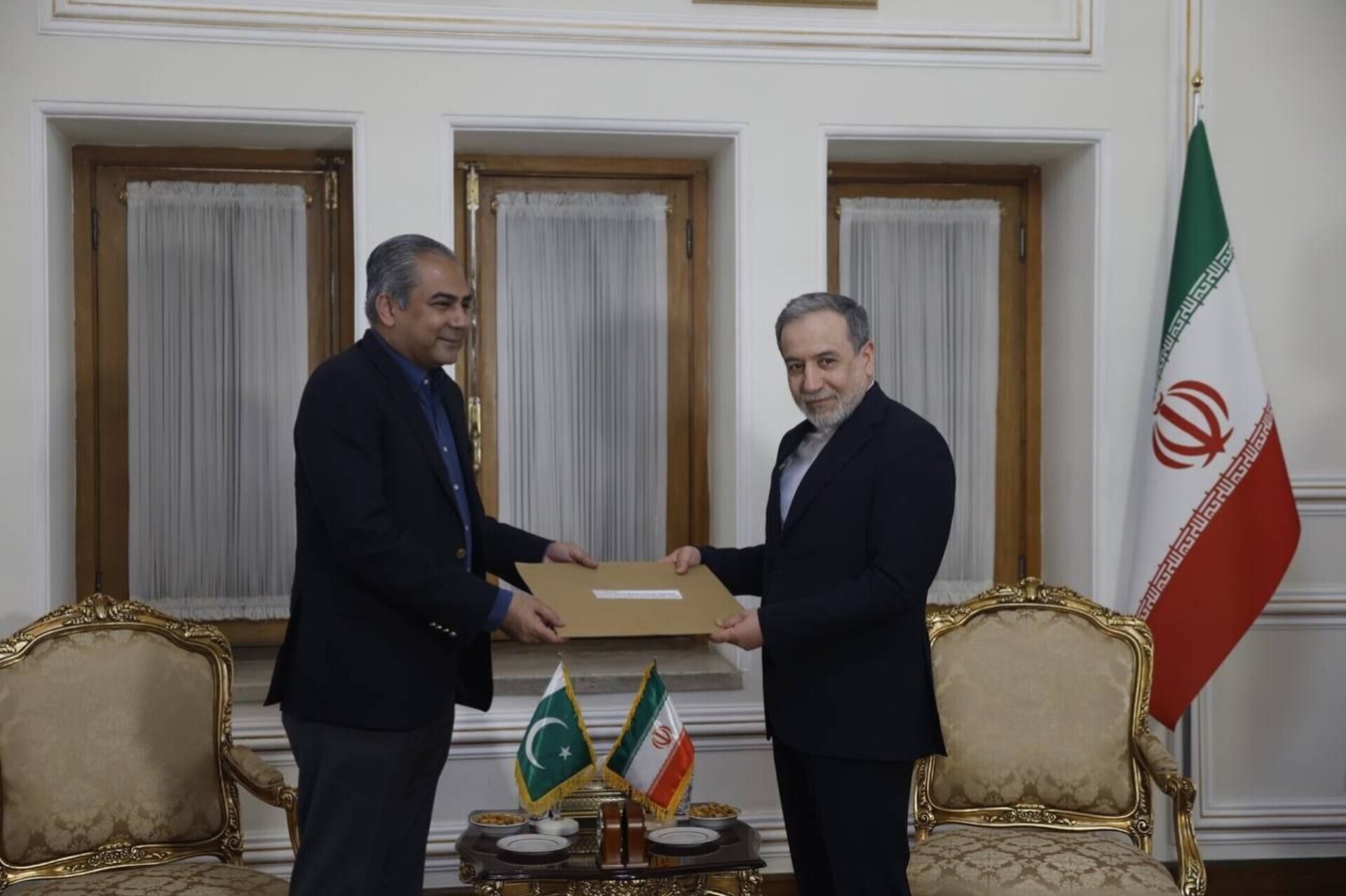 دیدار و رایزنی وزیر کشور پاکستان با عراقچی