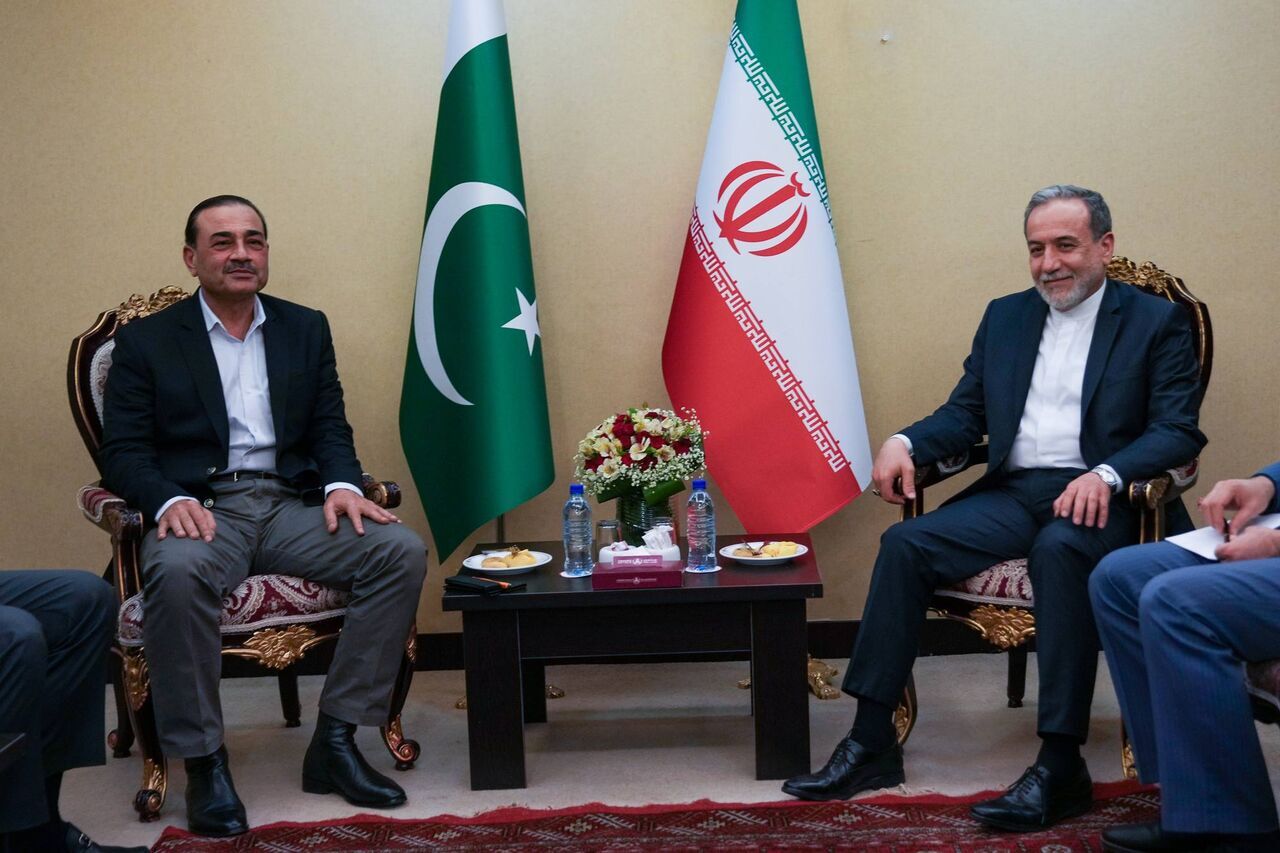 دیدار و گفت‌وگوی فرمانده ارتش پاکستان با عراقچی در تهران/ رایزنی طرفین درباره ابتکارات دیپلماتیک برای خاتمه جنگ