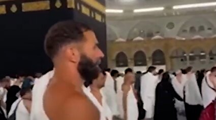 ببینید / حضور کریم بنزما در مکه برای ادای حج
