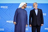 امارات قرار است مجموعاً ۱۰ یا ۲۰ میلیارد دلار از پول‌های ایران را آزاد کند که بیش از ۳ میلیارد دلار آن قبلاً تحویل شده  / این اقدام در ازای توقف حملات ایران به امارات اعلام می‌شود اما  این حرکت راهی برای حل مناقشه میان آمریکا و ایران بدون رد شدن از خط قرمز طرفین است، یعنی واشنگتن می‌تواند بگوید چیزی نپرداخته