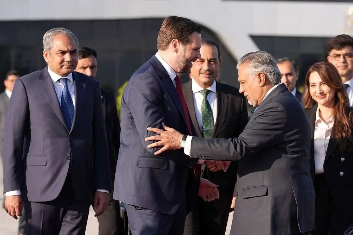 الحدث: توافق اولیه احتمالی بین ایران و آمریکا، «اعلامیه اسلام‌آباد» نام خواهد داشت/ پاکستان بیانیه تفاهم‌نامه را بدون نیاز به حضور طرف‌ها، صادر می‌کند/ ادعای العربیه: دور بعدی مذاکرات، ممکن است در ۵ ژوئن برگزار شود/ برای این گفت‌و‌گو‌ها روسای هیئت‌ها اعزام می‌شوند