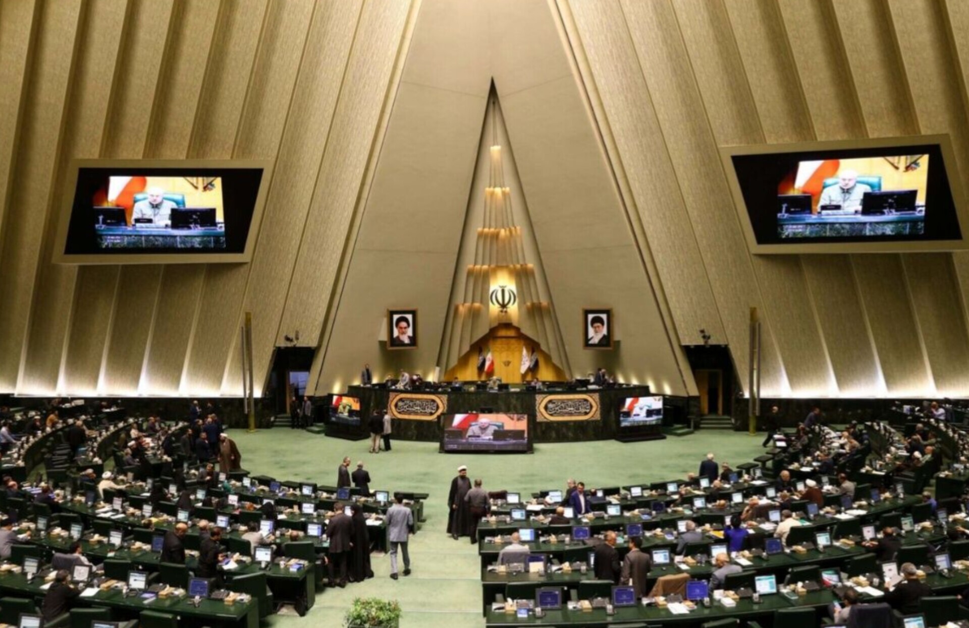 نگاهی به ترکیب جدید هیئت رئیسه مجلس: قالیباف با کسب ۲۳۵ رای از ۲۷۱ آرای ماخوذه، رئیس مجلس شد/ نصف دبیران تغییر کردند/ نیکزاد با ۱۴۳ رأی نایب رئیس اول و حاجی‌بابایی با ۱۰۰ رأی  نایب رئیس دوم شدند