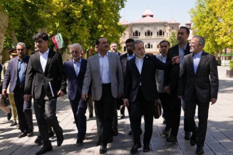 مقامات درگیر در مذاکرات می‌گویند پیش‌نویس یادداشت تفاهم جدیدی در حال بحث است که به تأیید هر دو طرف نزدیک‌تر شده / شگفت‌انگیزترین و جدیدترین بند اضافه شده به توافق، تأسیس یک صندوق سرمایه‌گذاری برای ایران به ارزش ۳۰۰ میلیارد دلار است / ویتکاف و کوشنر پیشنهاد راه‌اندازی پروژه‌های سرمایه‌گذاری در حوزه ساختمان و املاک را داده‌اند