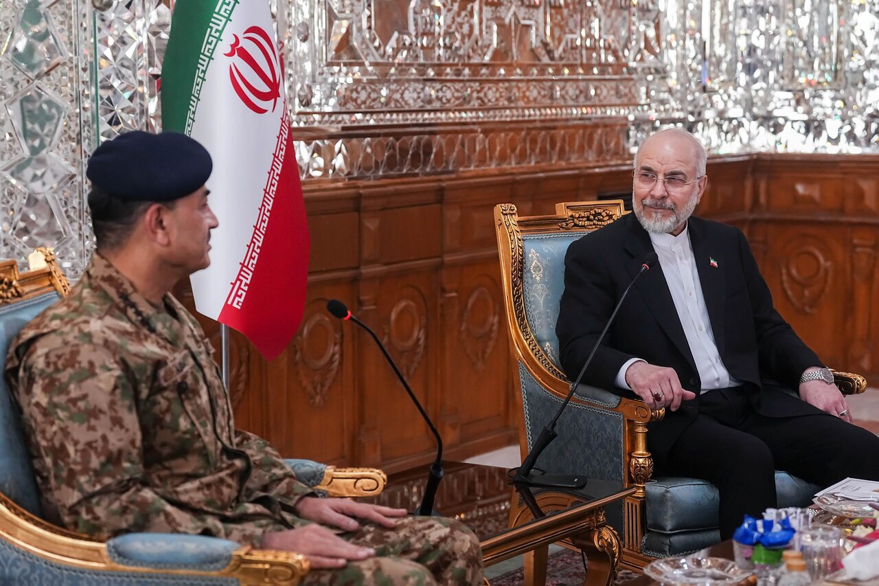 قالیباف درباره مذاکرات: هیچ اقدامی پیش از اقدام طرف مقابل انجام نخواهد شد/ادعای مقام آمریکایی: بعید است که ترامپ پیش از دریافت خبر قطعی مبنی بر تأیید سند توافق احتمالی توسط ایران آن را امضا کند/ادعای نیویورک‌تایمز: شگفت‌انگیزترین بند اضافه شده به توافق، تأسیس یک صندوق سرمایه‌گذاری برای ایران به ارزش ۳۰۰ میلیارد دلار است/کاهش قیمت آتی نفت درپی اخبار مربوط به توافق احتمالی