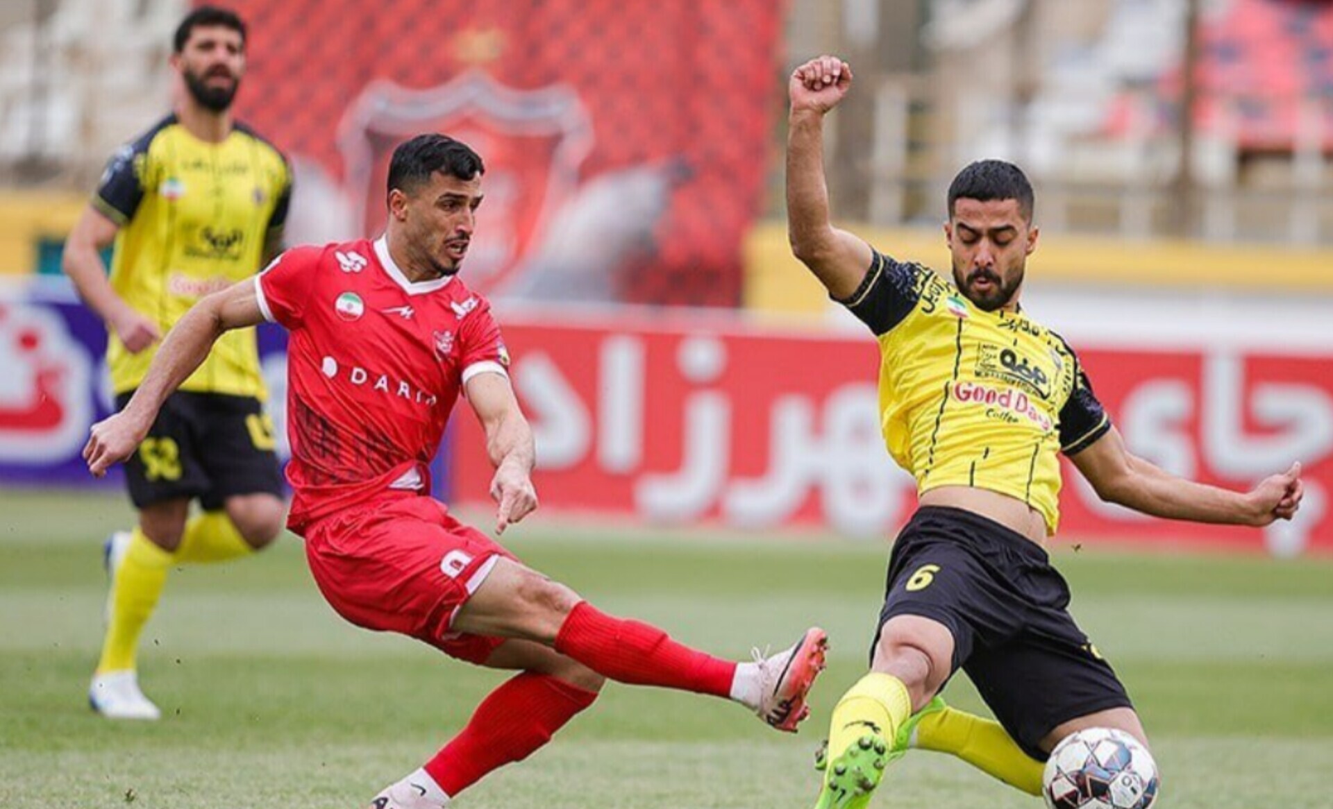 نامه پرسپولیس به AFC: سپاهان نمی‌تواند مجوز حرفه‌ای بگیرد/ این تیم در زمان مقرر مدارک خود را بارگذاری نکرده‌ و با وجود ارسال پرونده به کمیته استیناف، نمی‌توانند مدرک جدیدی را به پرونده‌اش اضافه کنند/ هر گونه اعطای فرصت مجدد به سپاهان، تخلف است