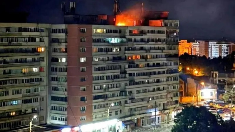 با انفجار قطعات یک پهپاد روسی در شهر رومانیایی گالاتس نشان داد جنگ اوکراین دیگر موضوعی محدود به خطوط مقدم در داخل اوکراین نیست /مسکو ممکن است از چنین حوادثی برای آزمایش آمادگی دفاعی اروپا و سرعت واکنش آنها سوءاستفاده کند / این اتفاق نقطه عطفی خطرناک است که فراتر از یک «خطای فنی» صرف، وارد چارچوب آزمایش عمدی خطوط قرمز ناتو توسط روسیه می‌شود