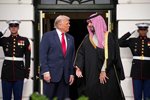 وال استریت ژورنال: ریاض در طی جنگ از آمریکا خواست تا ابوظبی را تحت فشار بگذارد تا از حمله به ایران دست بکشد و به تلاش‌های دیپلماتیک بپیوند / عربستان به‌طور خصوصی به واشنگتن شکایت کرد که ده‌ها حمله تلافی‌جویانه امارات به ایران خطر حملات متقابل ایران به زیرساخت‌های انرژی خلیج فارس و افزایش قیمت نفت را ایجاد کرده